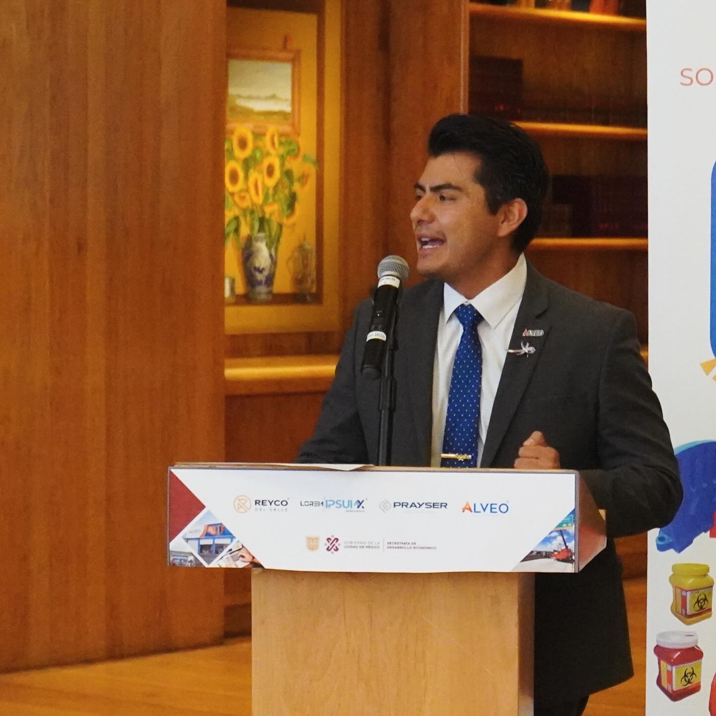 Rudy Rocha presentando